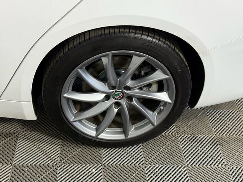 Used 2018 Alfa Romeo Giulia image 11