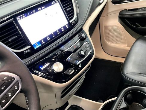 Used 2024 Chrysler Pacifica Select image 18