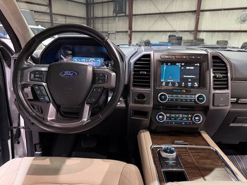 Used 2018 Ford Expedition Platinum RWD image 30