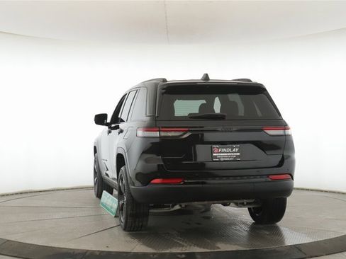 Used 2025 Jeep Grand Cherokee Altitude image 11