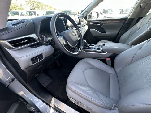 Used 2021 Toyota Highlander Platinum image 32