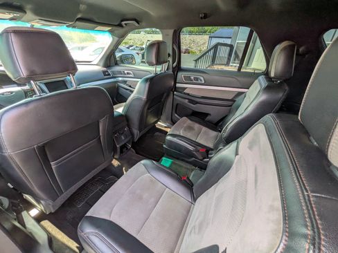 Used 2017 Ford Explorer XLT w/ Equipment Group 202A FWD image 19