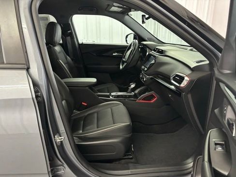 Used 2022 Chevrolet TrailBlazer RS w/ Technology Package FWD image 28