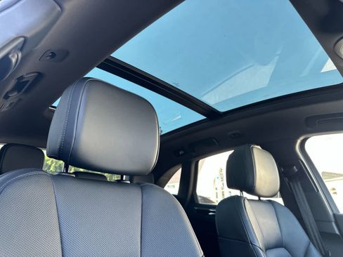 Certified 2025 Porsche Macan image 18