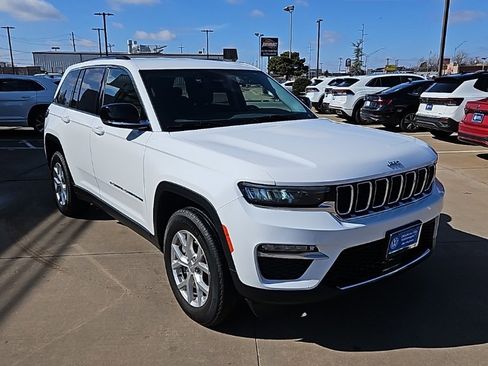 Used 2024 Jeep Grand Cherokee Limited image 3