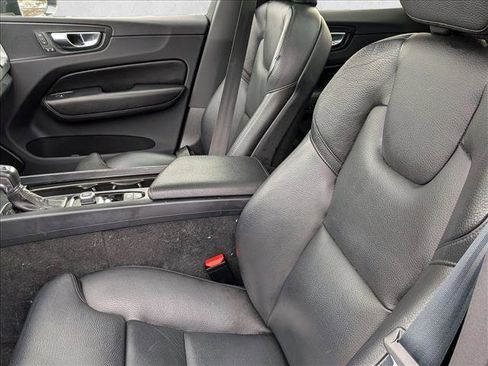 Used 2019 Volvo XC60 T5 Momentum w/ Premium Package image 13