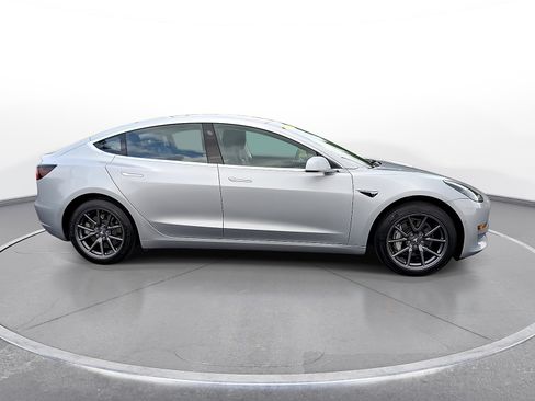 Used 2018 Tesla Model 3 Mid Range RWD image 9