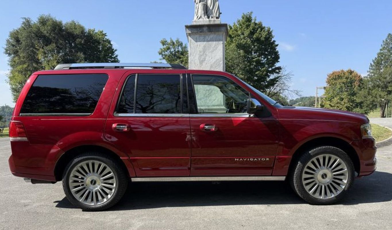 Used 2015 Lincoln Navigator 4WD w/ Equipment Group 101A Reserve image 6