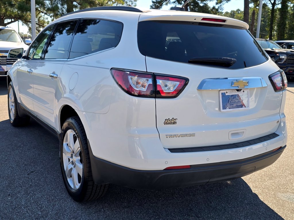 Used 2017 Chevrolet Traverse LT w/ Style and Technology Package FWD image 3