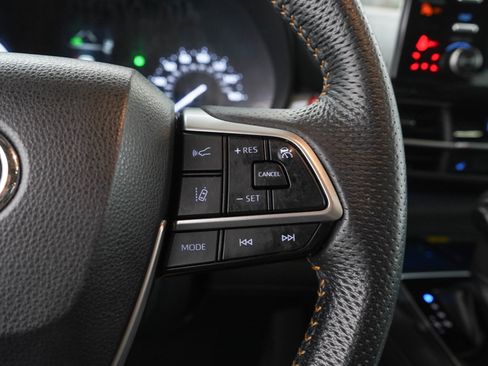 Used 2022 Toyota Sienna XLE Woodland Edition AWD/4WD image 27