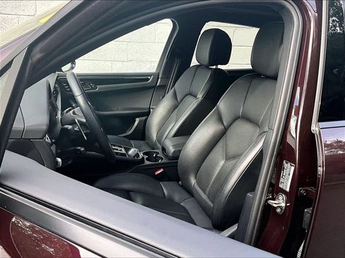 Certified 2023 Porsche Macan AWD/4WD image 5
