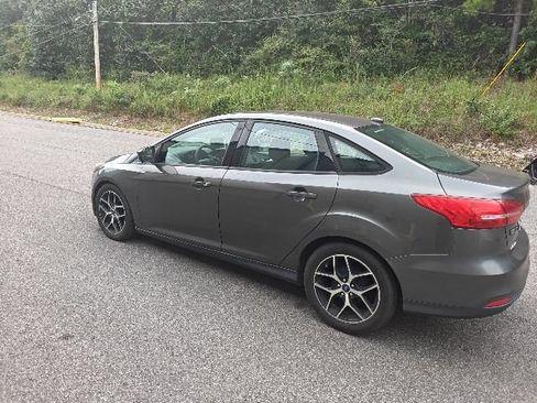 Used 2018 Ford Focus SE w/ SE Appearance Package FWD image 4