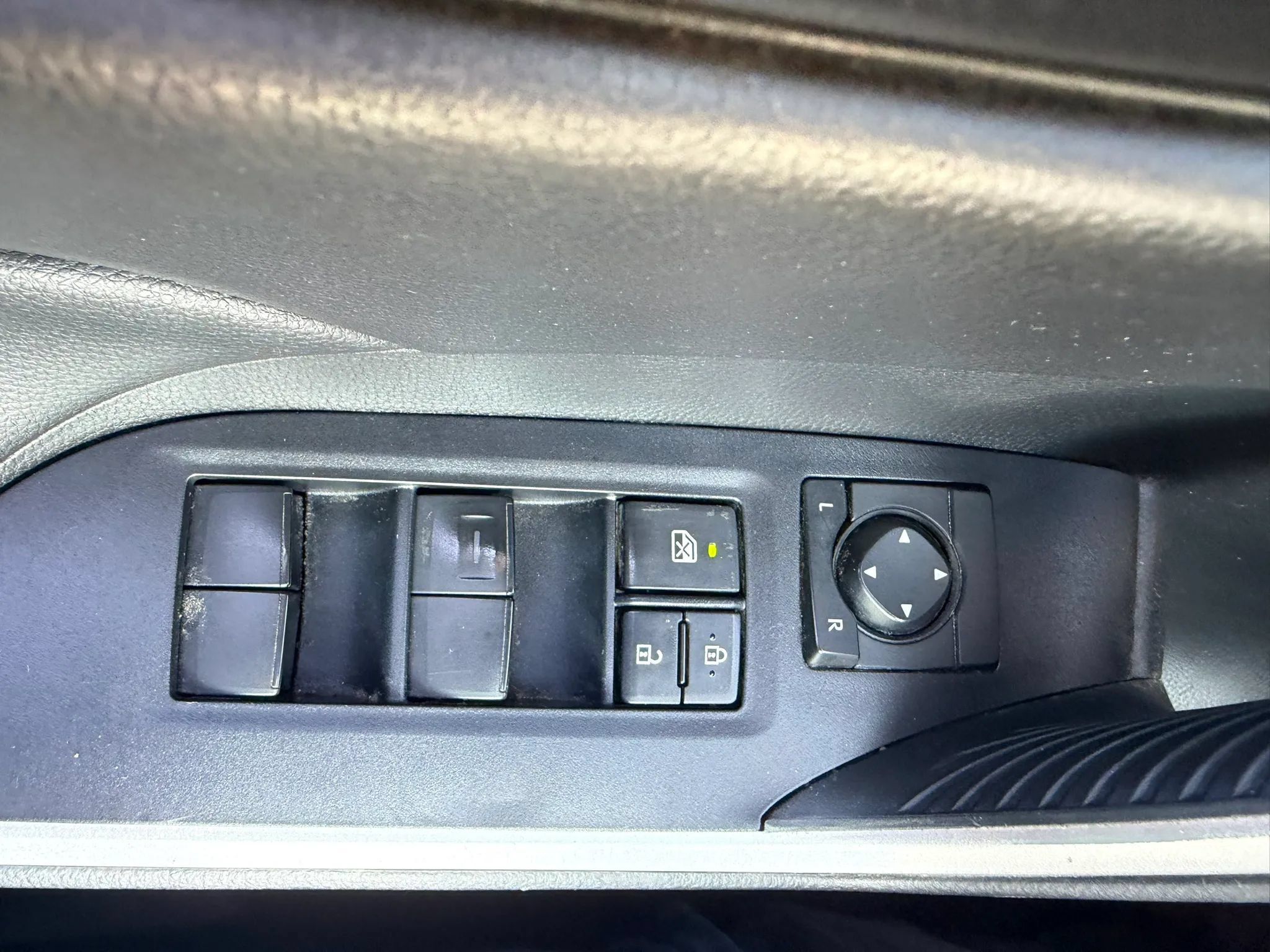 Used 2021 Toyota RAV4 LE AWD/4WD image 25