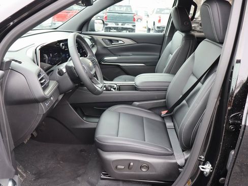 Used 2025 Chevrolet Traverse LT w/ Sun and Wheel Package image 4