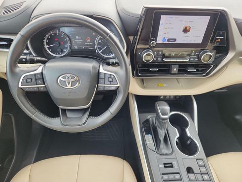 Used 2023 Toyota Highlander XLE AWD/4WD image 19