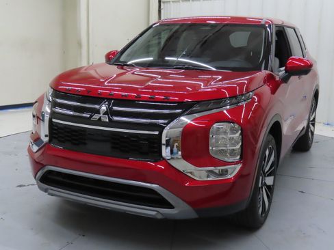 New 2025 Mitsubishi Outlander SE image 7