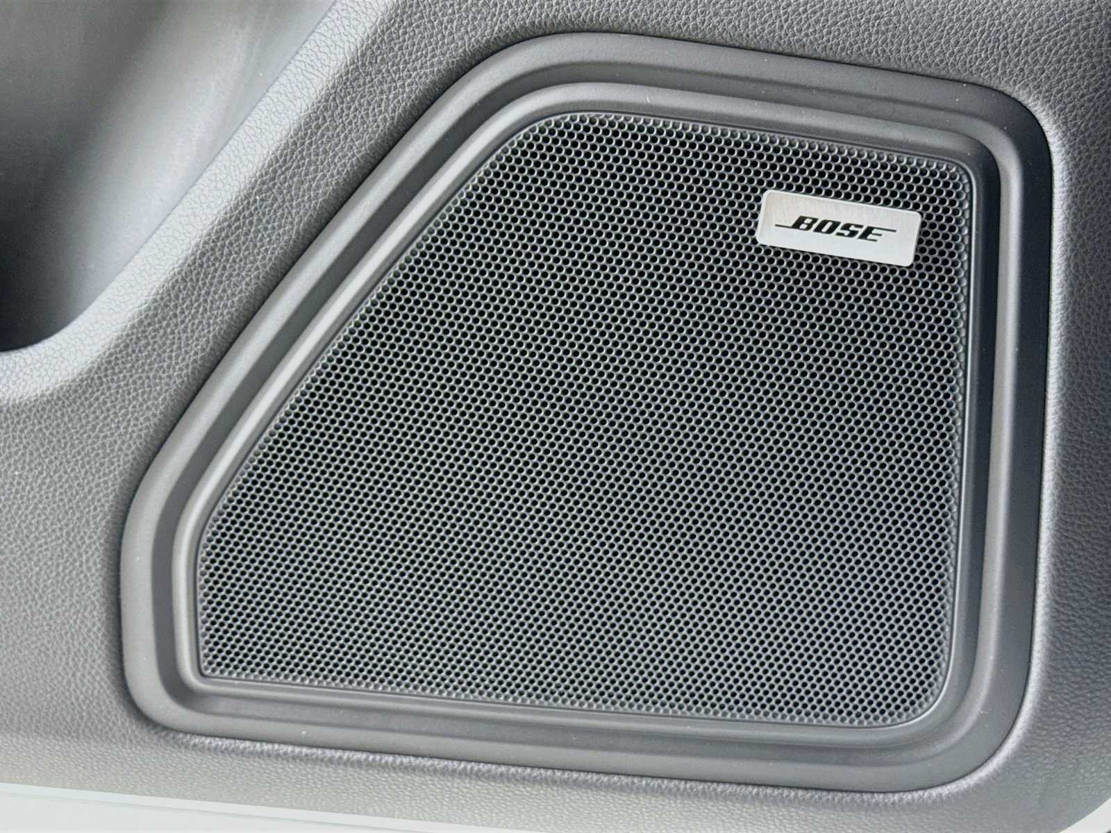 Used 2026 Porsche Macan AWD/4WD image 12