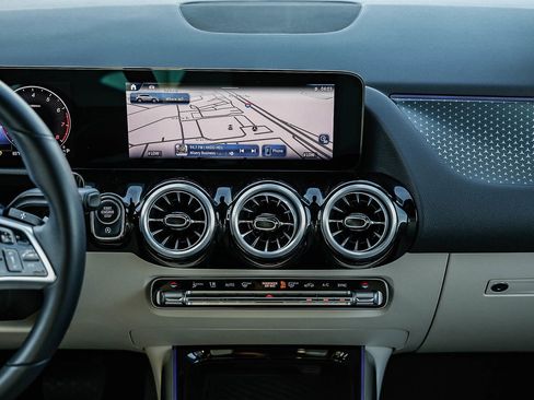 Certified 2025 Mercedes-Benz GLA 250 image 11