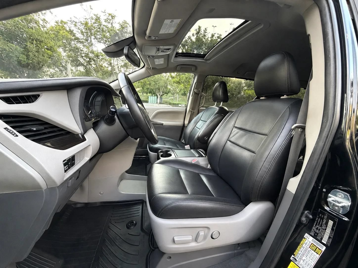Used 2020 Toyota Sienna XLE w/ XLE Navigation Package FWD image 10