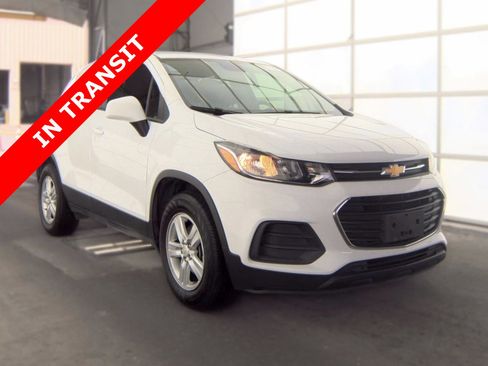 Used 2022 Chevrolet Trax LS w/ Tint and Cruise Package AWD/4WD image 5