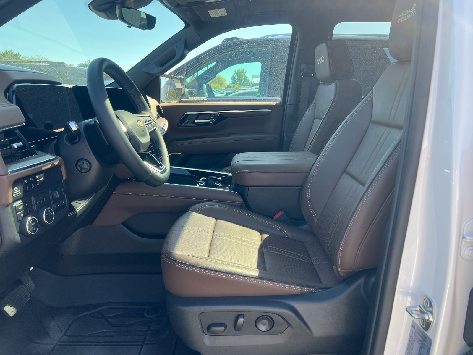 Used 2025 Chevrolet Tahoe High Country AWD/4WD image 9