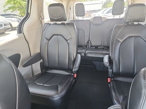 Used 2023 Chrysler Pacifica Touring-L AWD/4WD image 15