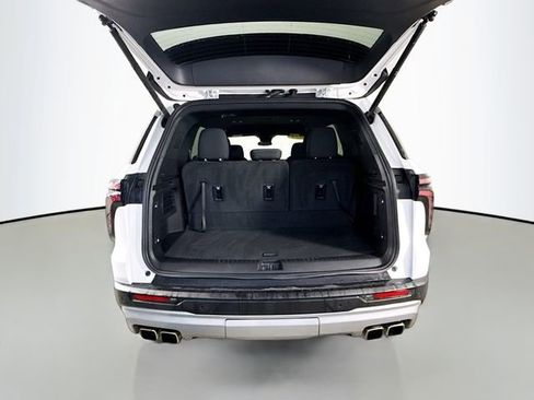 Used 2024 Chevrolet Traverse LT image 27