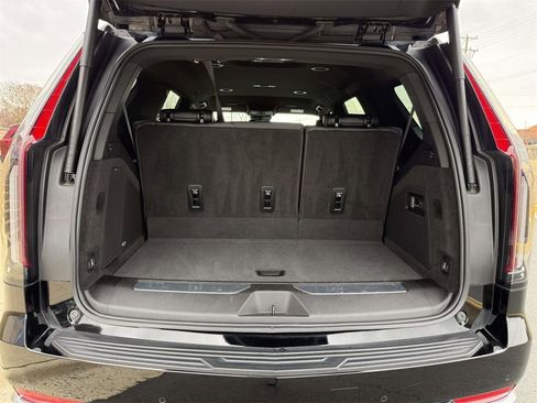 Used 2024 Cadillac Escalade Luxury image 29