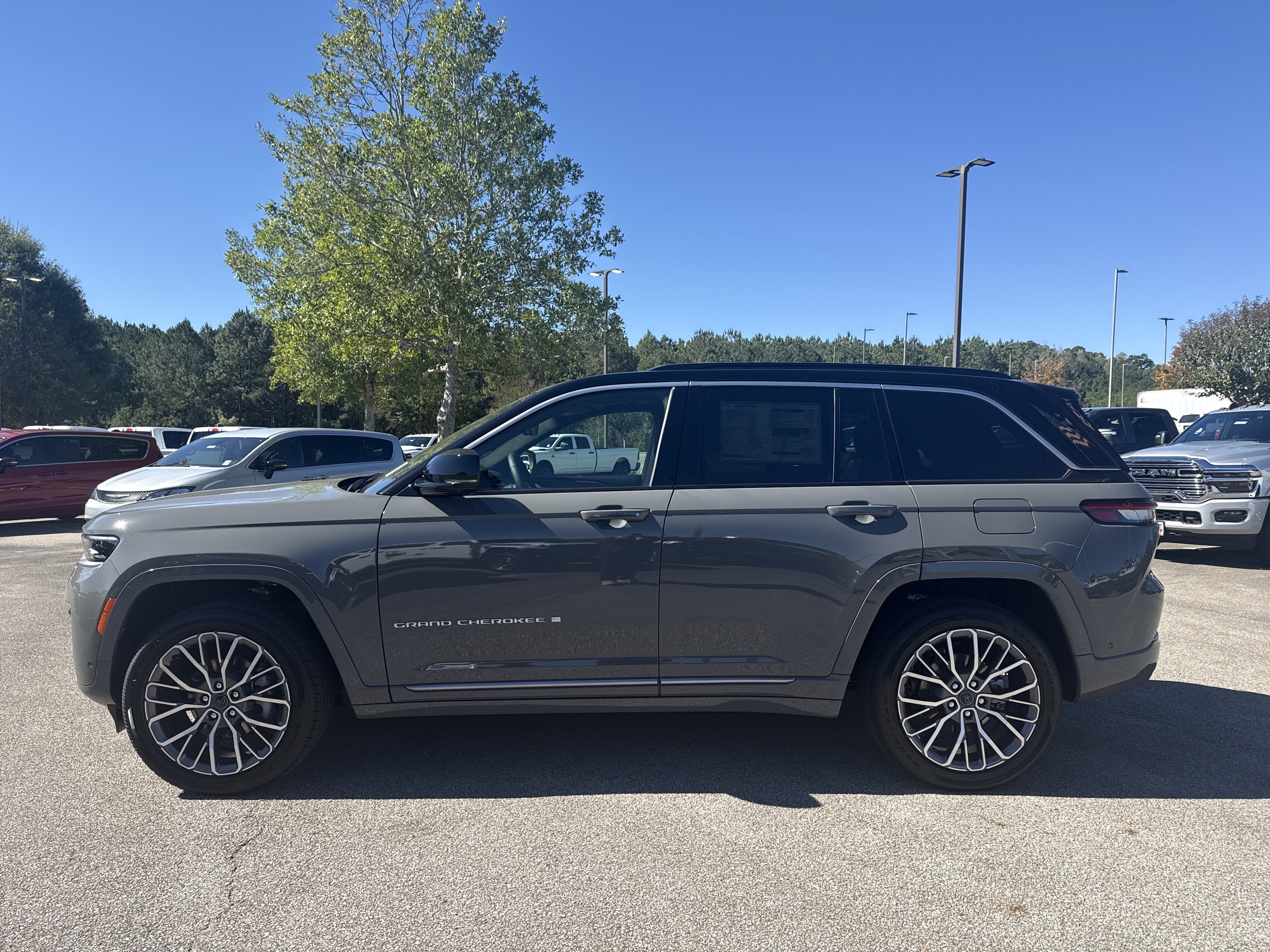 New 2027 Jeep Grand Cherokee Summit AWD/4WD image 3