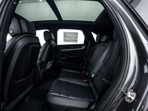 Certified 2025 Porsche Cayenne image 15