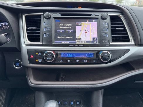 Used 2019 Toyota Highlander XLE AWD/4WD image 2