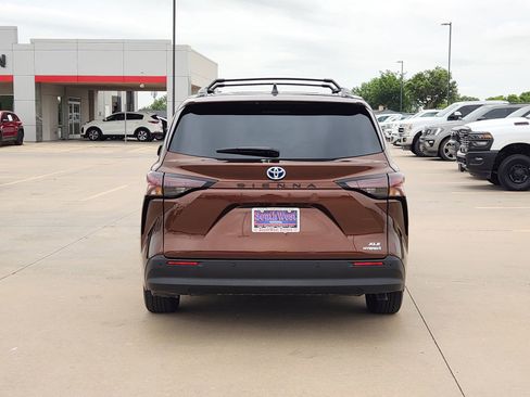 Used 2023 Toyota Sienna XLE FWD image 8