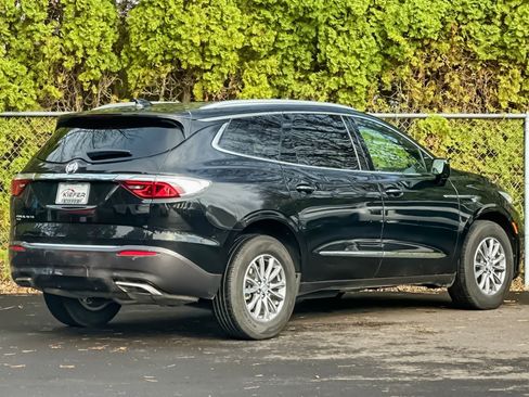 Used 2024 Buick Enclave Premium image 3