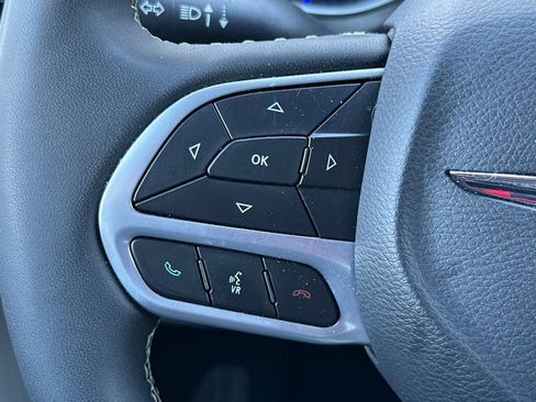 Used 2024 Chrysler Pacifica Select image 28