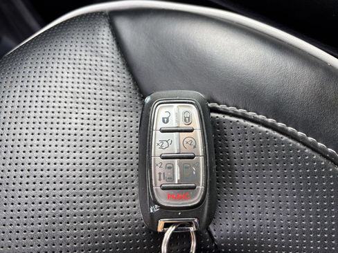 Used 2025 Chrysler Pacifica Limited FWD image 22
