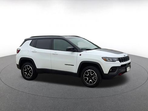 Used 2025 Jeep Compass Trailhawk AWD/4WD image 2