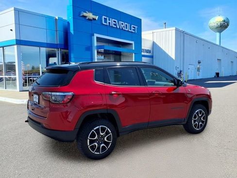 Used 2025 Jeep Compass Trailhawk AWD/4WD image 3