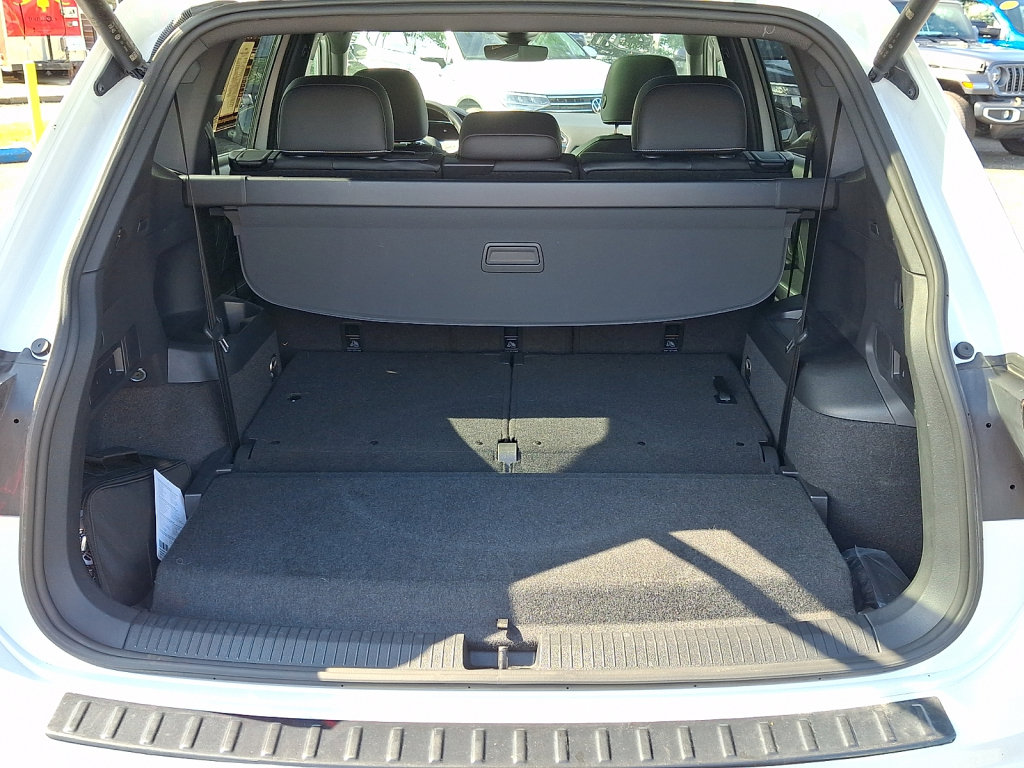 Used 2023 Volkswagen Tiguan SE R-Line FWD image 17
