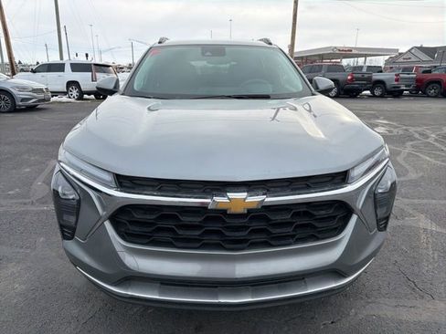 Used 2024 Chevrolet Trax LT image 2