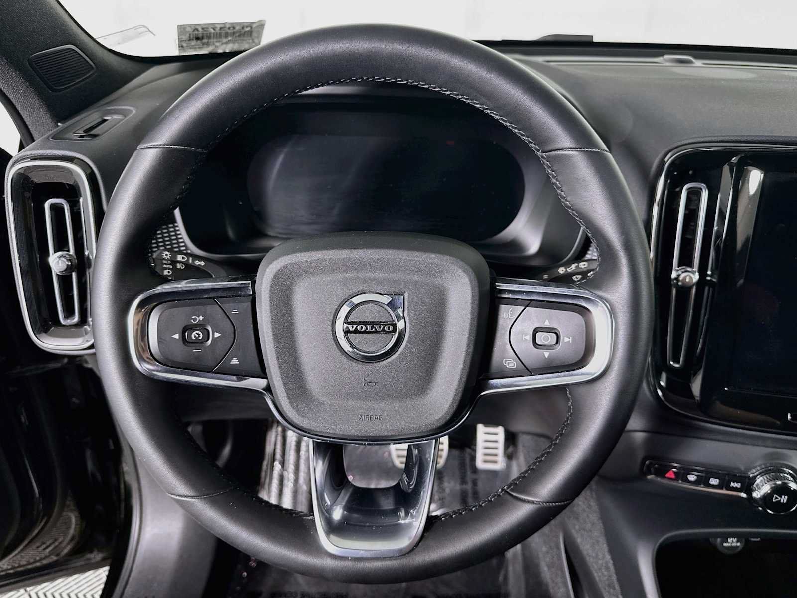 Used 2022 Volvo XC40 P8 Recharge Plus AWD/4WD image 11
