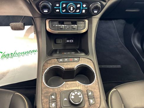 Used 2022 GMC Acadia Denali w/ Denali Ultimate Package AWD/4WD image 15