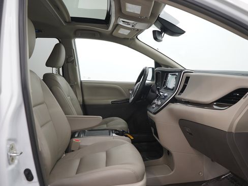 Used 2018 Toyota Sienna XLE w/ XLE Navigation Package FWD image 13
