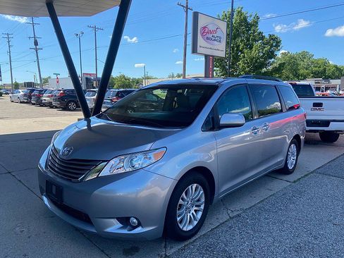 Used 2017 Toyota Sienna XLE FWD image 8