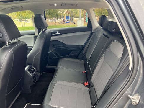 Certified 2022 Volkswagen Taos SE w/ Panoramic Sunroof Package image 30