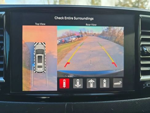 Used 2023 Chrysler Pacifica Touring-L FWD image 15