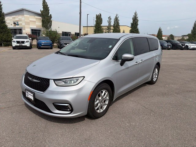 Used 2023 Chrysler Pacifica Touring-L FWD image 2