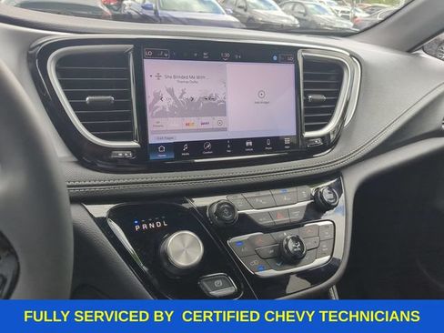 Used 2025 Chrysler Pacifica Limited FWD image 30