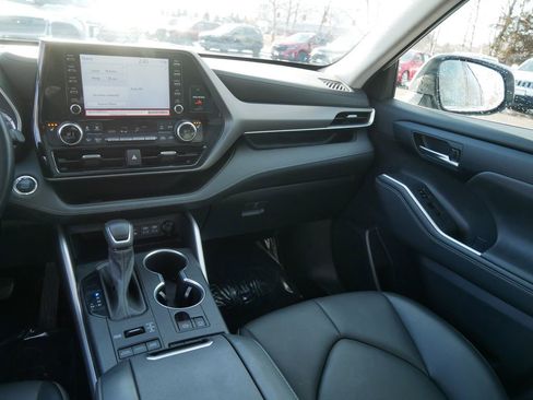 Used 2022 Toyota Highlander XLE image 14