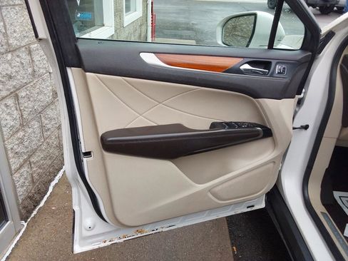 Used 2017 Lincoln MKC Select w/ Select Plus Package AWD/4WD image 15