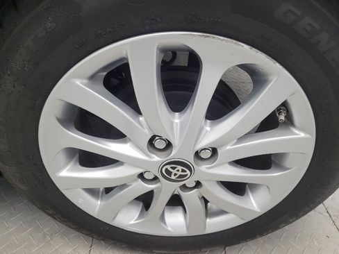 Used 2018 Toyota Yaris LE image 31